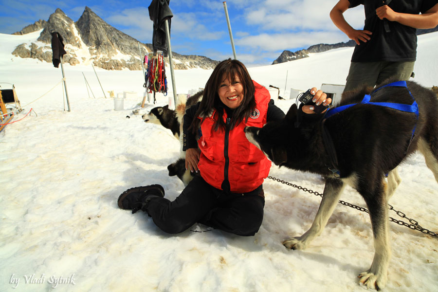 alaska-meeting-dogs-3
