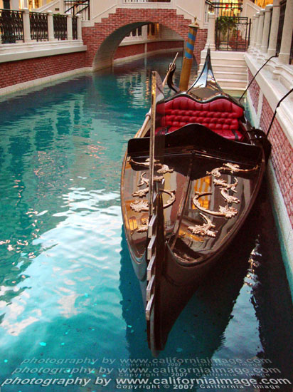 Venetian-Las-Vegas-gondolas-black