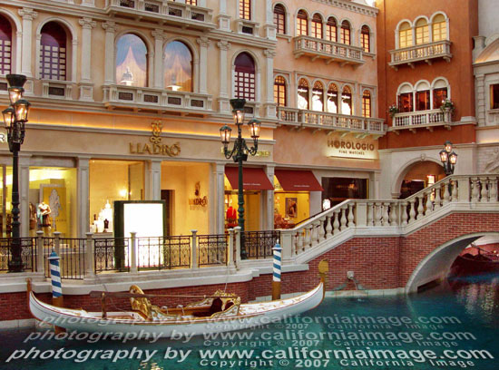 Venetian-Las-Vegas-gondolas-white
